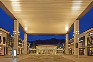 【THE OUTLETS HIROSHIMA】2F センターコート