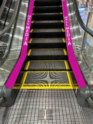 【イオンモール新利府】モール内広告 エスカレーターの画像