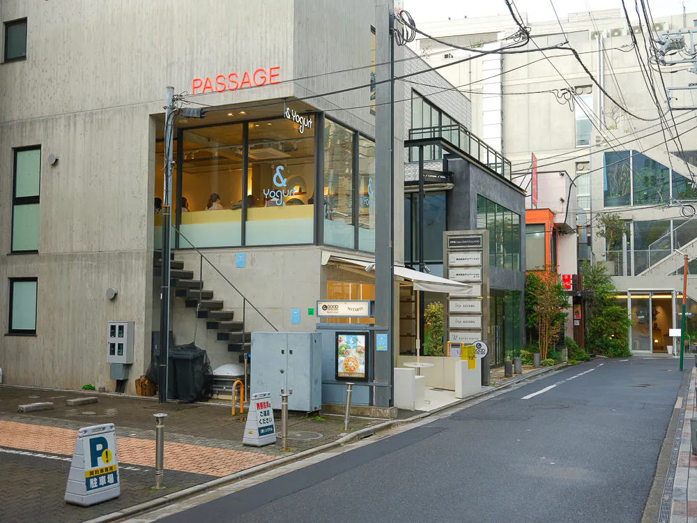 【表参道駅1分】自然光が入る白×青基調のカフェイベントスペース|20㎡の画像