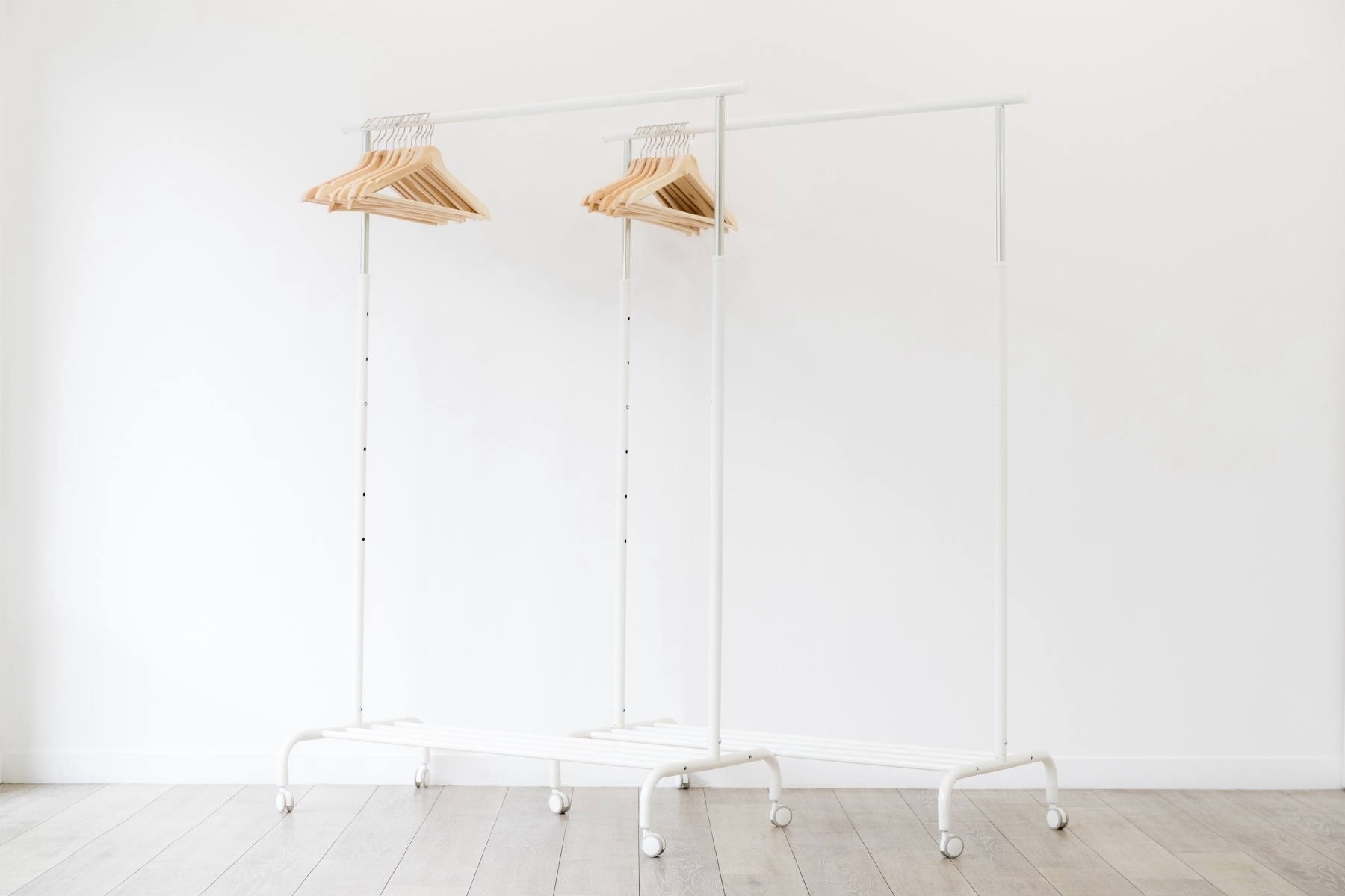 ハンガー付きのハンガーラックを常時2台用意しています。ご自由にお使いください。