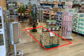 【ダイシン岩沼店】園芸コーナー主通路 プロモーションや物販に最適なホームセンター内階段前の催事イベントスペース