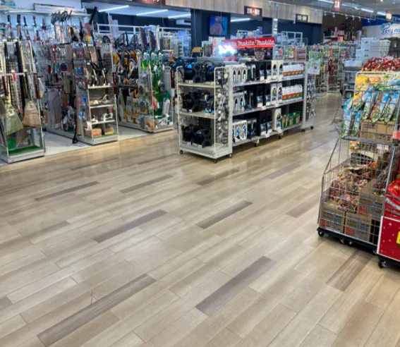 【ダイシン岩沼店】園芸コーナー主通路　プロモーションや物販に最適なホームセンター内階段前の催事イベントスペースの画像