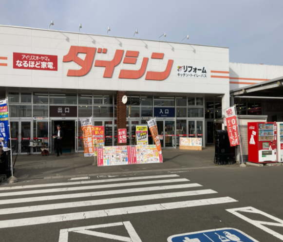 【ダイシン岩沼店】園芸コーナー主通路　プロモーションや物販に最適なホームセンター内階段前の催事イベントスペース