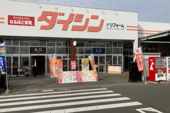 【ダイシン岩沼店】園芸コーナー主通路 プロモーションや物販に最適なホームセンター内階段前の催事イベントスペース