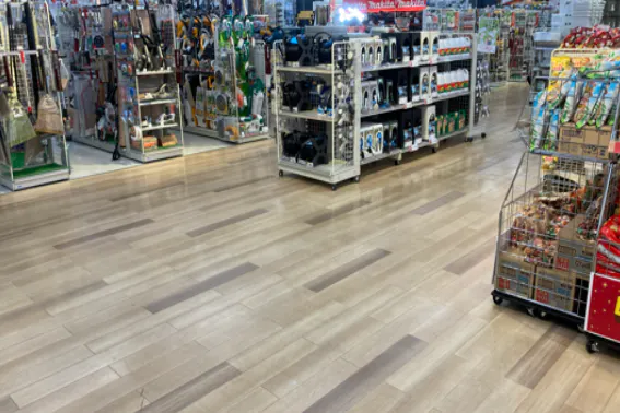 【ダイシン岩沼店】園芸コーナー主通路 プロモーションや物販に最適なホームセンター内階段前の催事イベントスペース