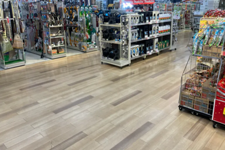 【ダイシン岩沼店】園芸コーナー主通路 プロモーションや物販に最適なホームセンター内階段前の催事イベントスペースの画像1
