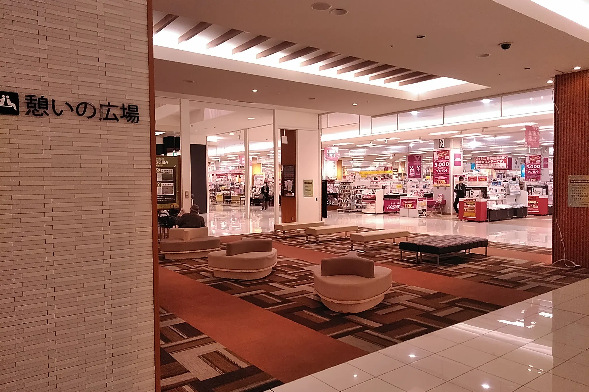 【イオンモール久御山】各種プロモーションや物販に最適な憩いの広場イベントスペース