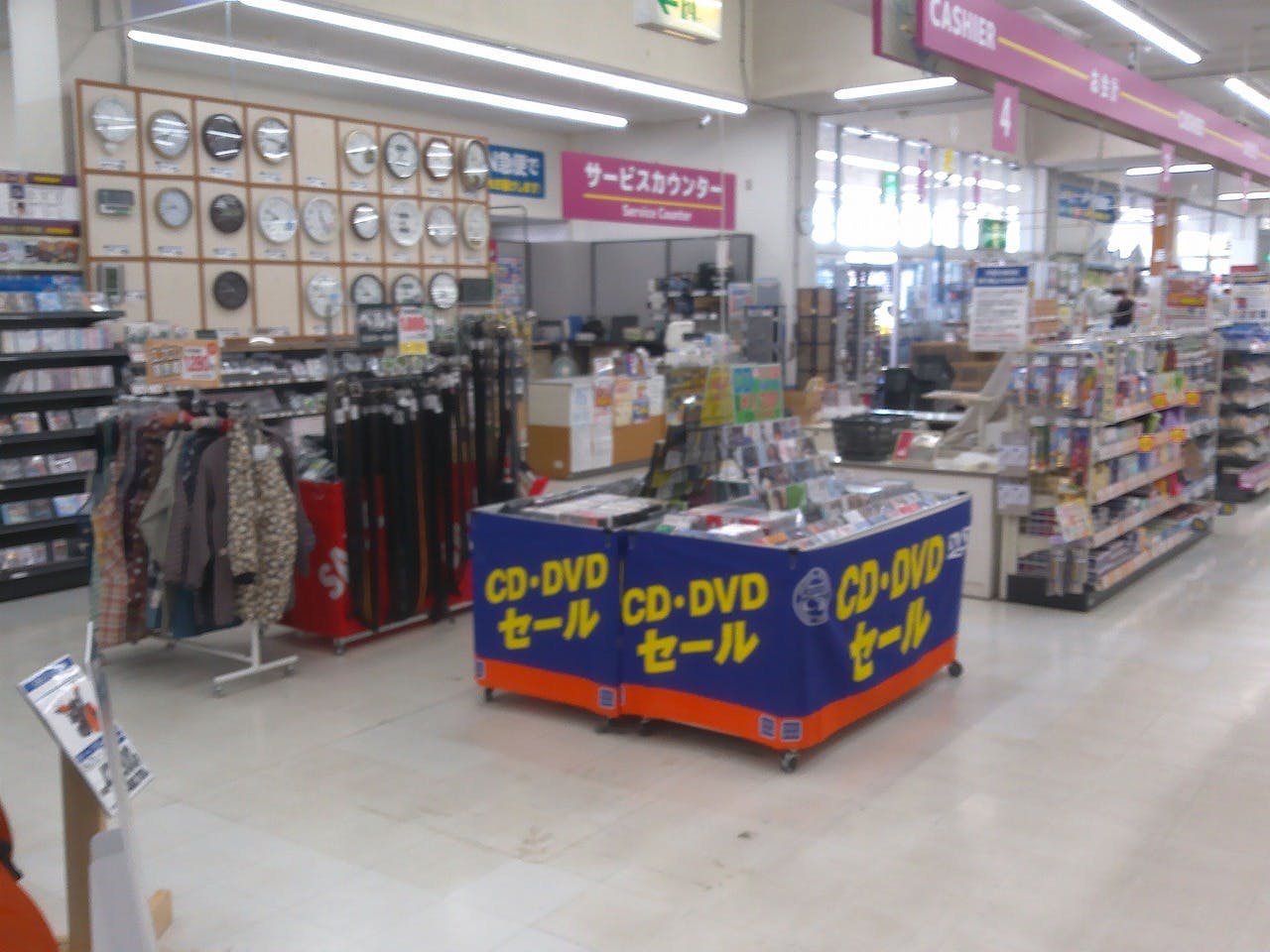 【サンデー寒河江店】レジ後方　食物販やプロモーション等の出店に最適なホームセンター店内のイベントスペースの画像