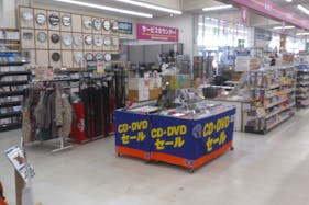 【サンデー寒河江店】レジ後方 食物販やプロモーション等の出店に最適なホームセンター店内のイベントスペース