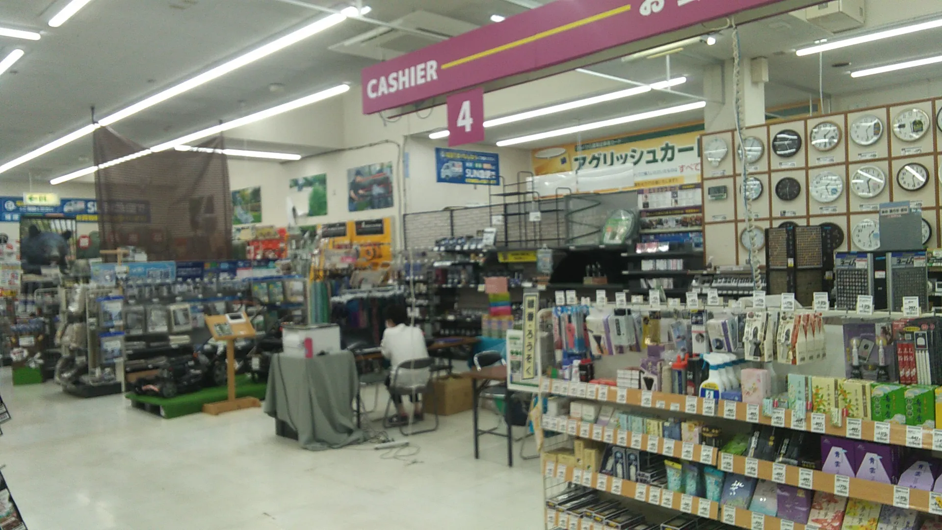 【サンデー寒河江店】レジ後方　食物販やプロモーション等の出店に最適なホームセンター店内のイベントスペース