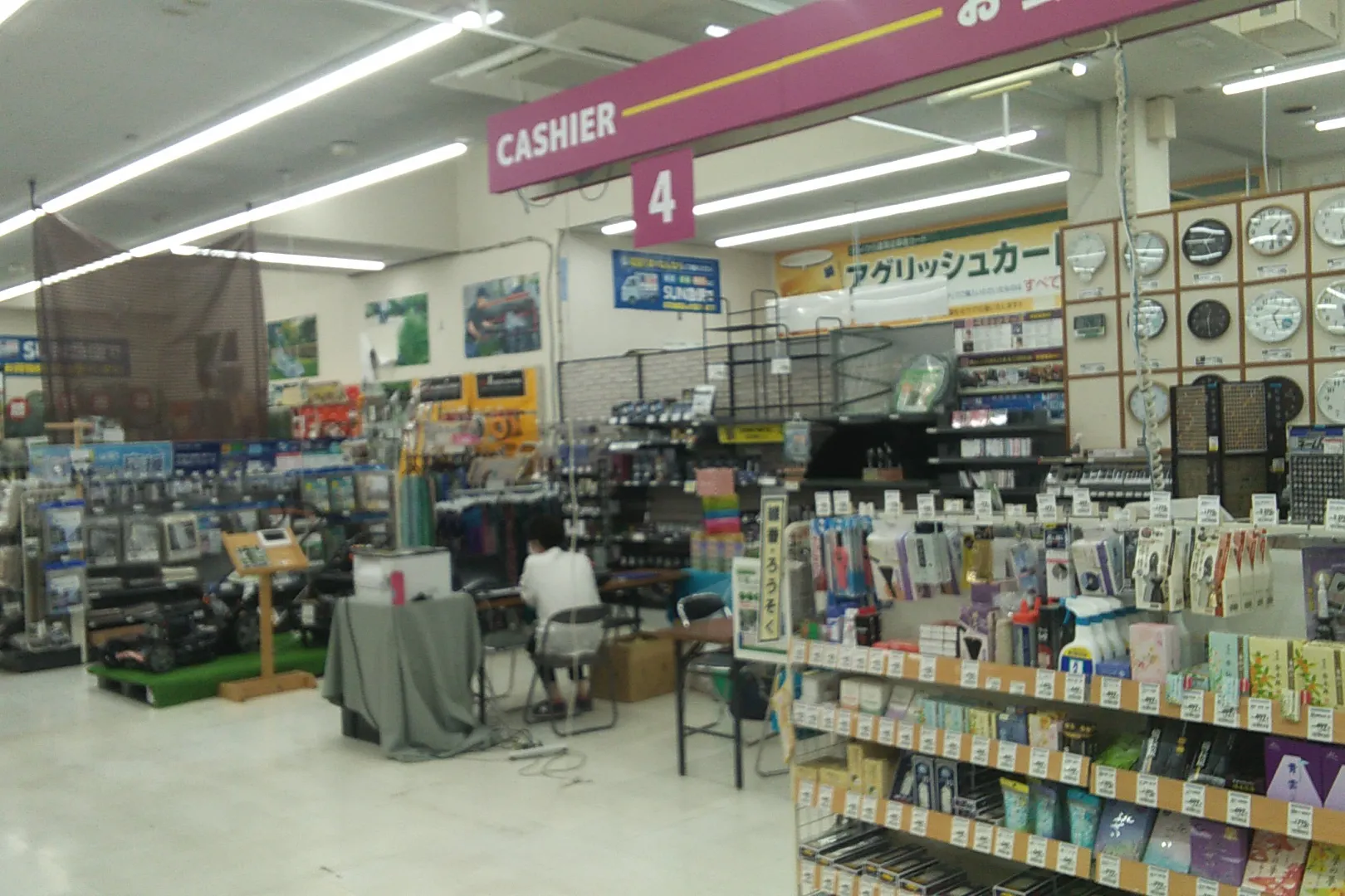 【サンデー寒河江店】レジ後方 食物販やプロモーション等の出店に最適なホームセンター店内のイベントスペース
