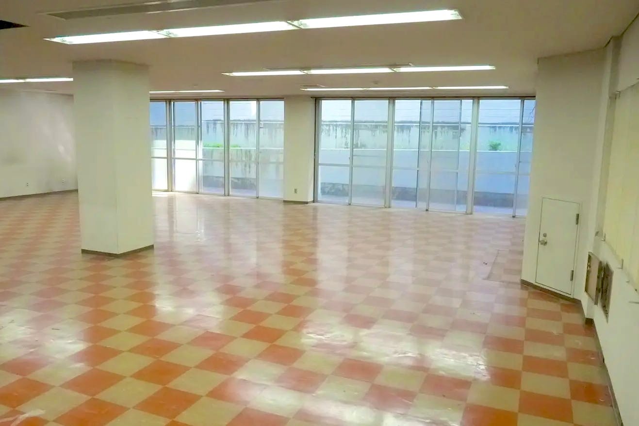 【飯田橋駅2分】撮影やイベントに最適な学校跡地のレンタルスペース(食堂1F)