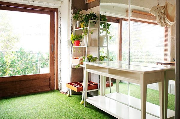 白木の壁にアンティークドアがあるお部屋です。