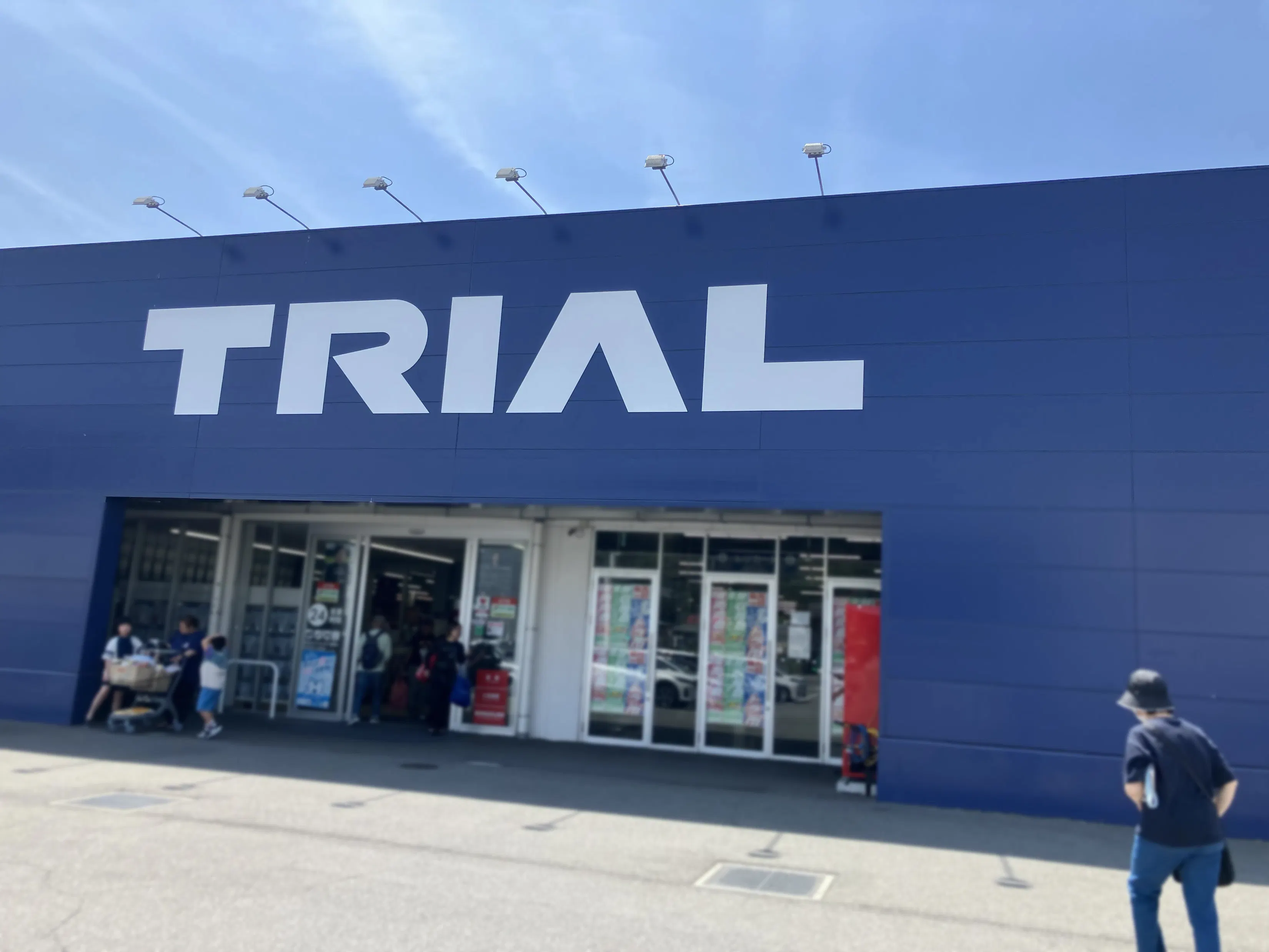 【スーパーセンタートライアル姫路店】ポーチ内 軒下