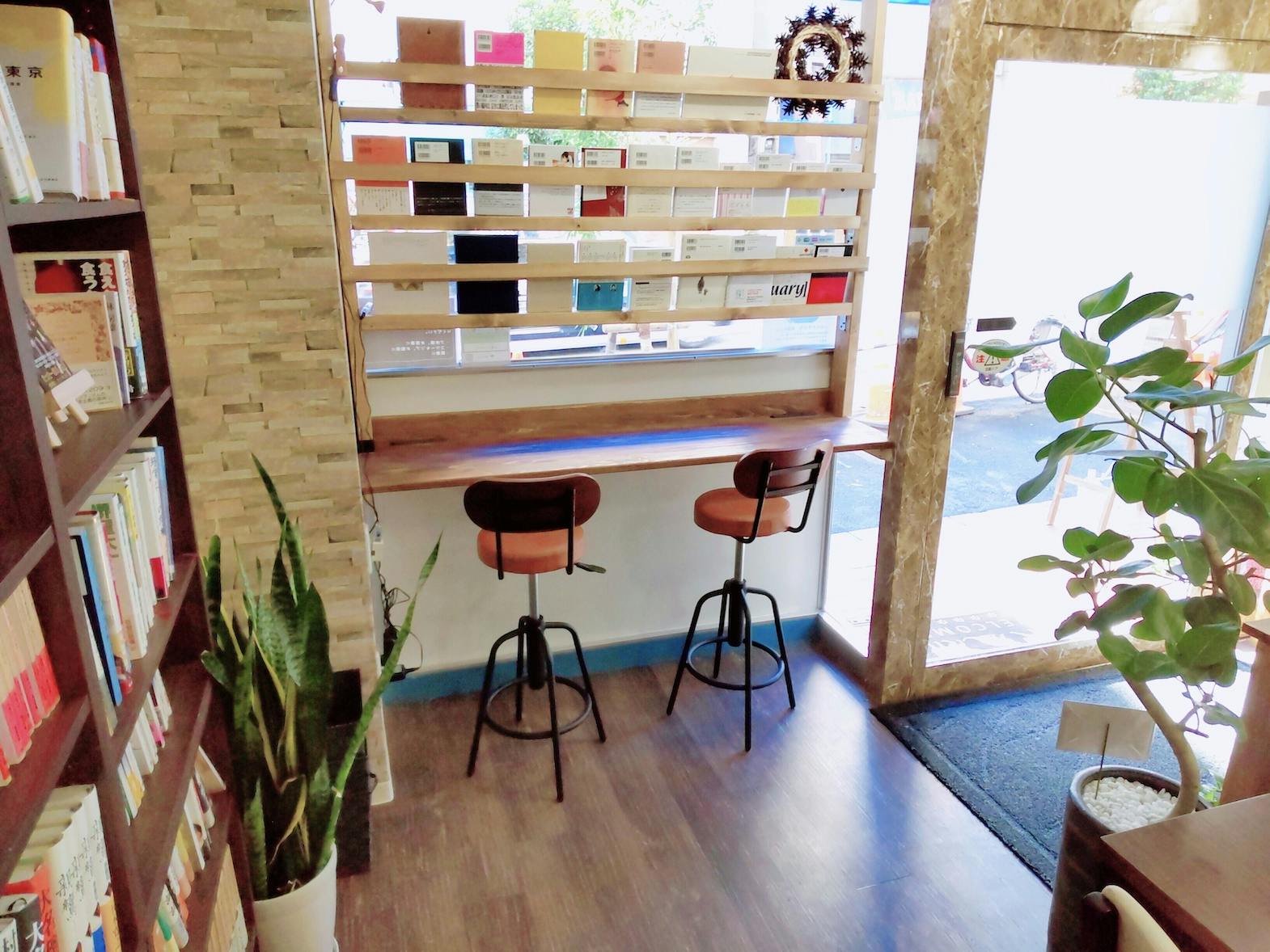 入口横のカウンター2席です。 目隠しを兼ねて本を展示しています。