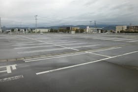 【サンデー河北谷地店】屋外駐車場 キッチンカーの出店に最適なホームセンター内駐車場の屋外イベントスペース