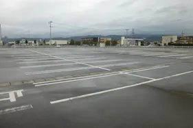 【サンデー河北谷地店】屋外駐車場 キッチンカーの出店に最適なホームセンター内駐車場の屋外イベントスペース