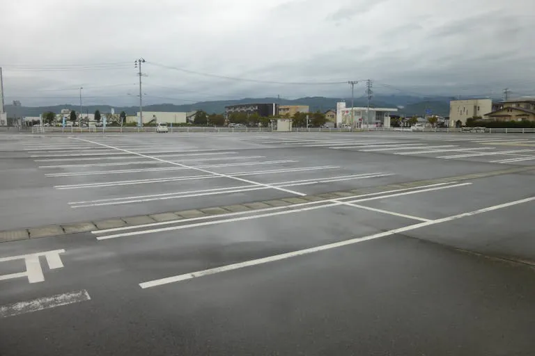 【サンデー河北谷地店】屋外駐車場 キッチンカーの出店に最適なホームセンター内駐車場の屋外イベントスペース