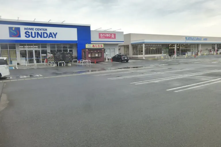 【サンデー河北谷地店】屋外駐車場　キッチンカーの出店に最適なホームセンター内駐車場の屋外イベントスペースの画像