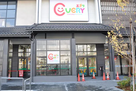 【エブリフレスポ店】物販や販促プロモーションに最適な入口近くの風除室スペース