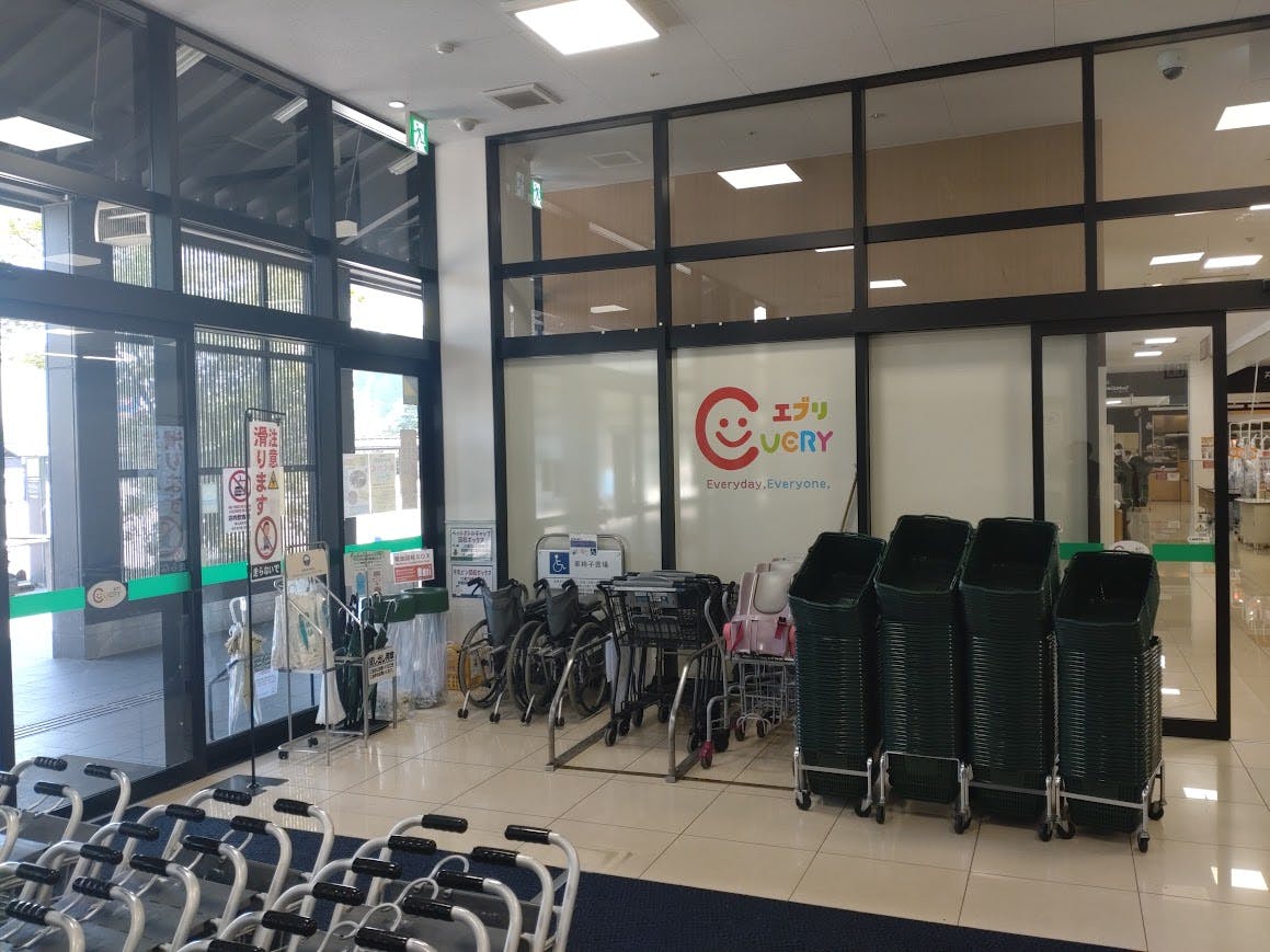 【エブリフレスポ店】物販や販促プロモーションに最適な入口近くの風除室スペースの画像