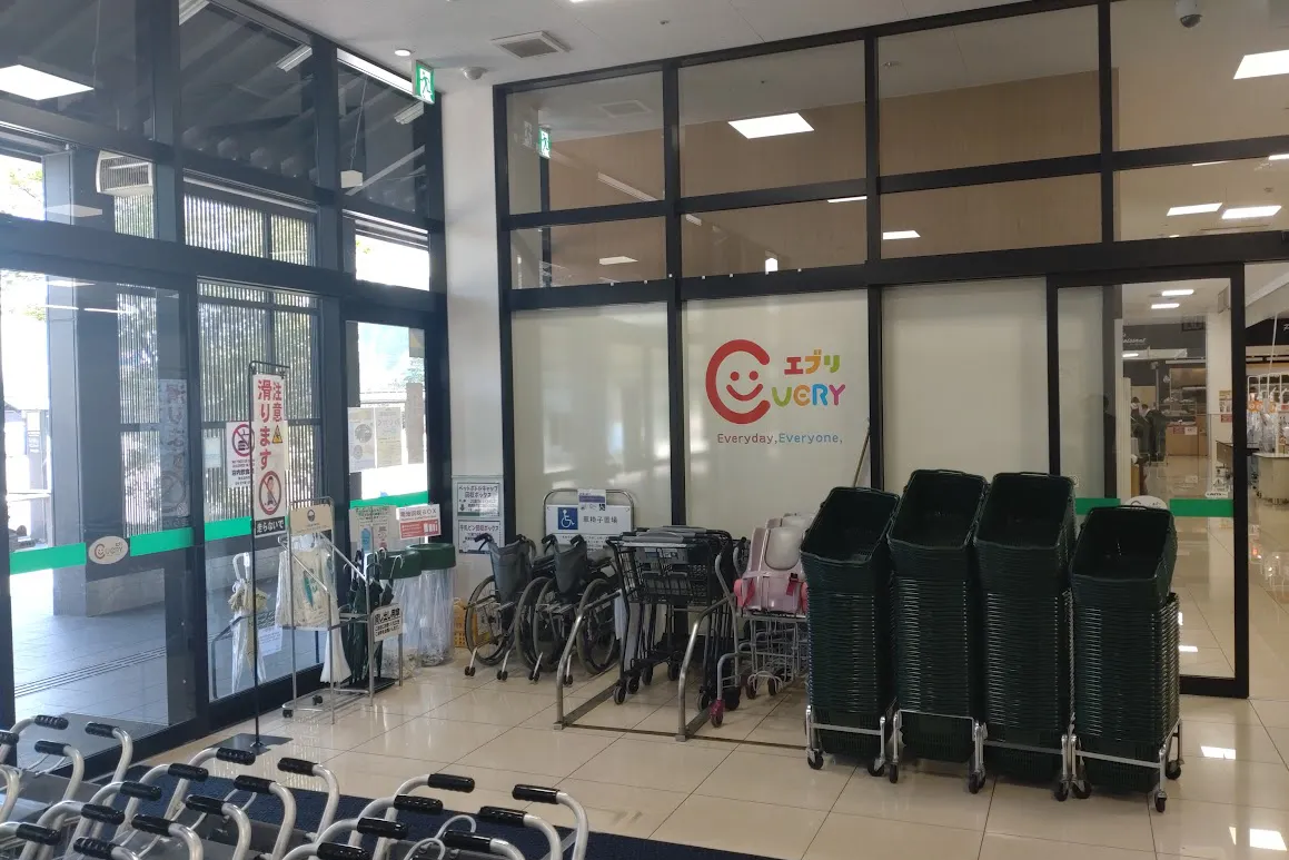 【エブリフレスポ店】物販や販促プロモーションに最適な入口近くの風除室スペース