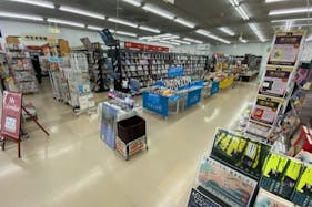 【フタバ図書TSUTAYA三次店】食物販やプロモーションに最適な店舗入口前のイベントスペース