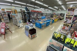 【フタバ図書TSUTAYA三次店】食物販やプロモーションに最適な店舗入口前のイベントスペース