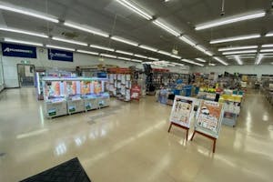 【フタバ図書TSUTAYA三次店】食物販やプロモーションに最適な店舗入口前のイベントスペース