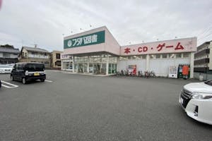 【フタバ図書TSUTAYA三次店】食物販やプロモーションに最適な店舗入口前のイベントスペース