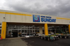 【サンデー花巻店】店内入口風除室 食物販やプロモーション等の出店に最適なホームセンター店内のイベントスペース