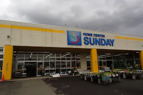 【サンデー花巻店】店内入口風除室 食物販やプロモーション等の出店に最適なホームセンター店内のイベントスペース