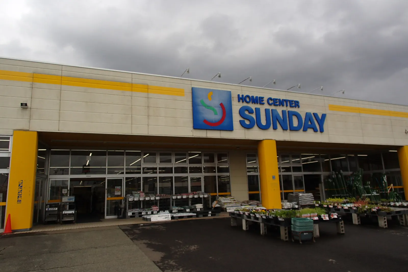 【サンデー花巻店】店内入口風除室 食物販やプロモーション等の出店に最適なホームセンター店内のイベントスペース