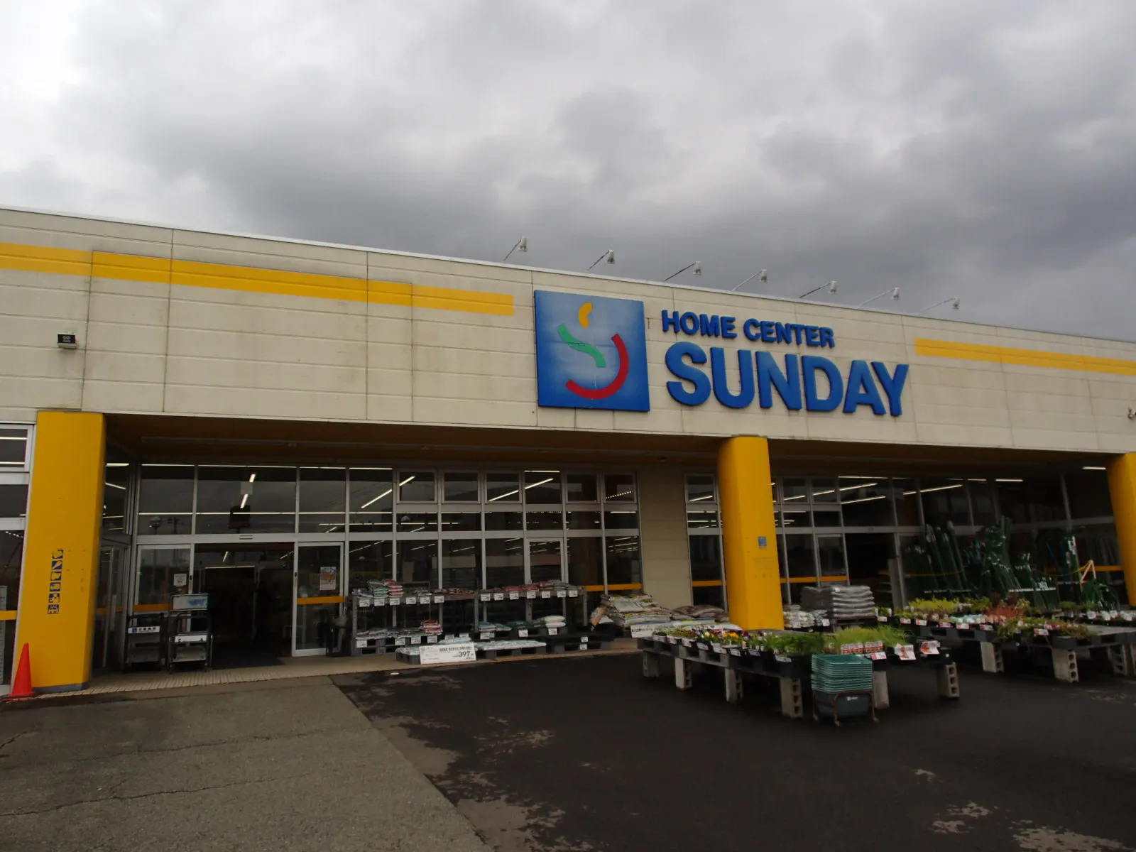 【サンデー花巻店】店内入口風除室　　食物販やプロモーション等の出店に最適なホームセンター店内のイベントスペース