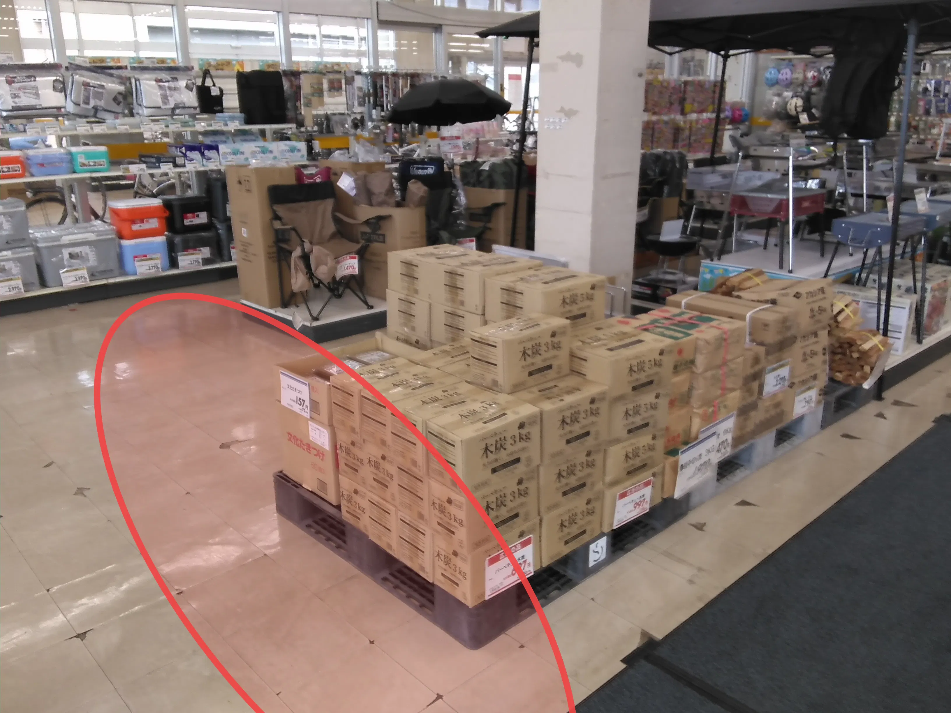 【サンデー花巻店】店内入口風除室　　食物販やプロモーション等の出店に最適なホームセンター店内のイベントスペース