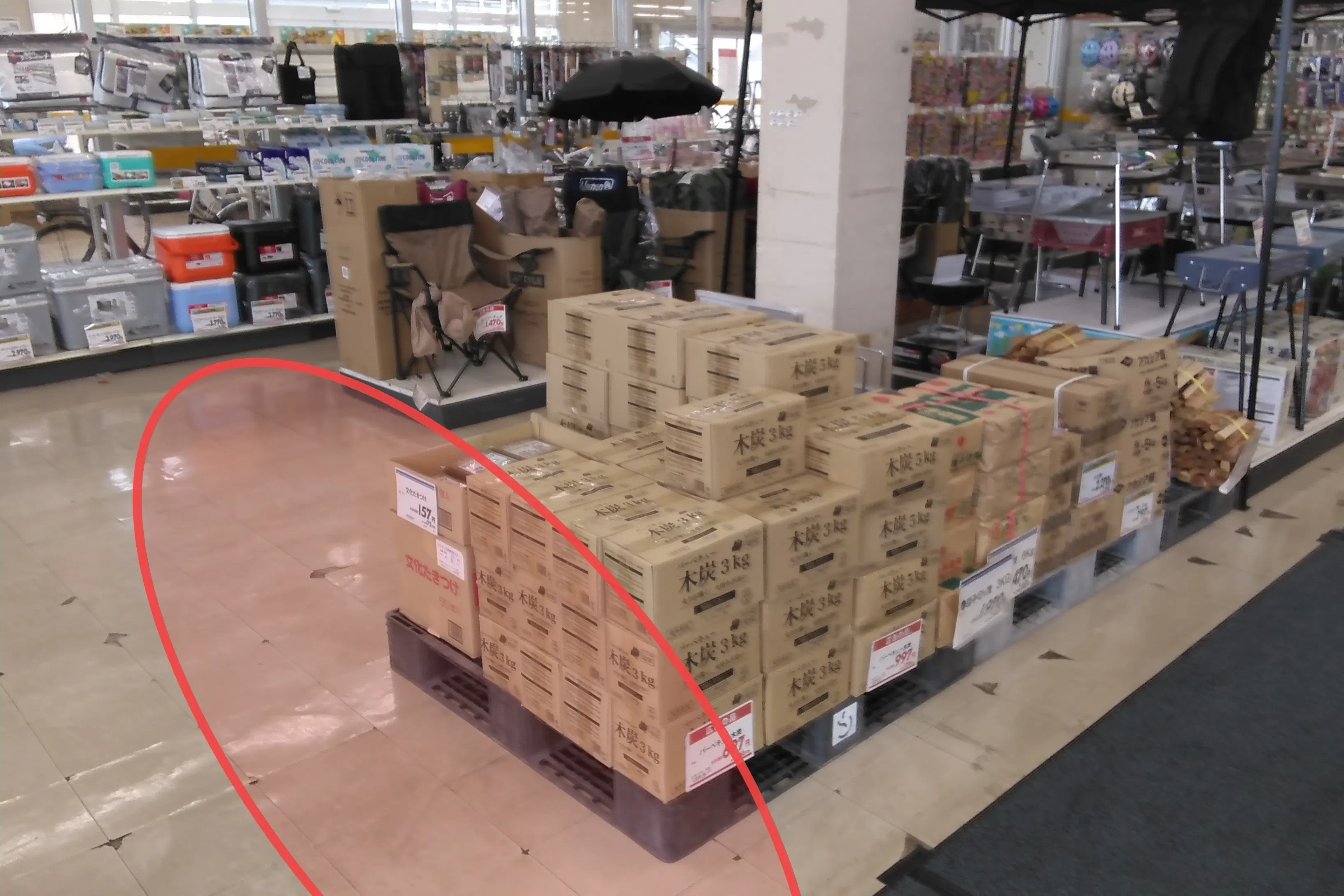 【サンデー花巻店】店内入口風除室 食物販やプロモーション等の出店に最適なホームセンター店内のイベントスペース
