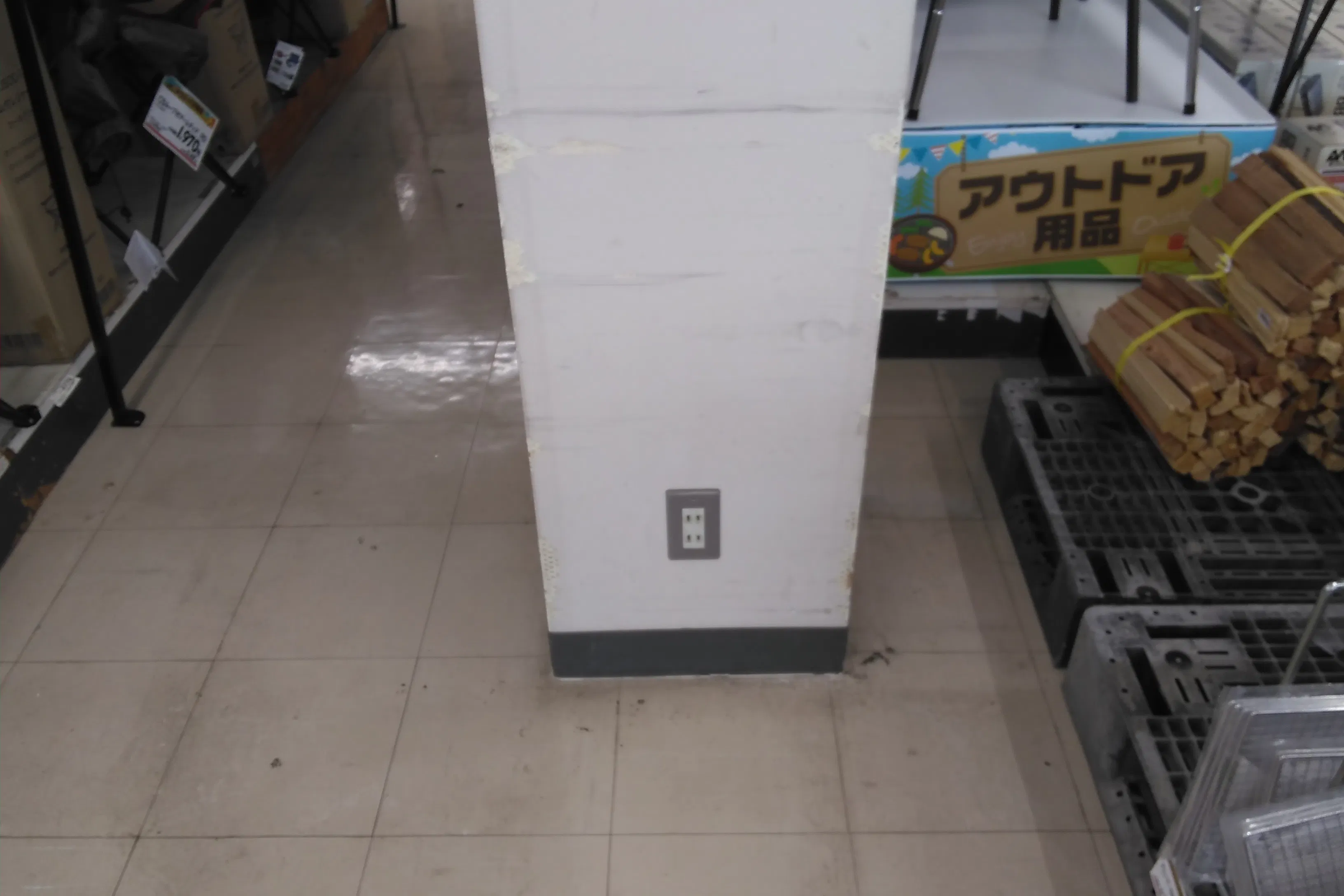 【サンデー花巻店】店内入口風除室 食物販やプロモーション等の出店に最適なホームセンター店内のイベントスペース