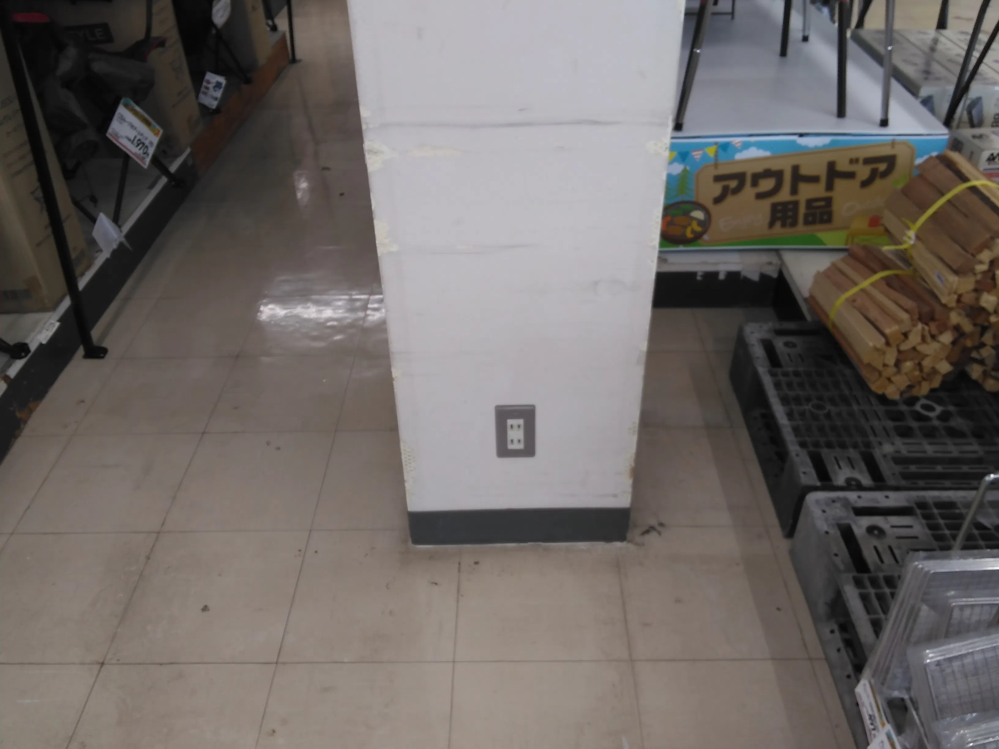 【サンデー花巻店】店内入口風除室 食物販やプロモーション等の出店に最適なホームセンター店内のイベントスペース