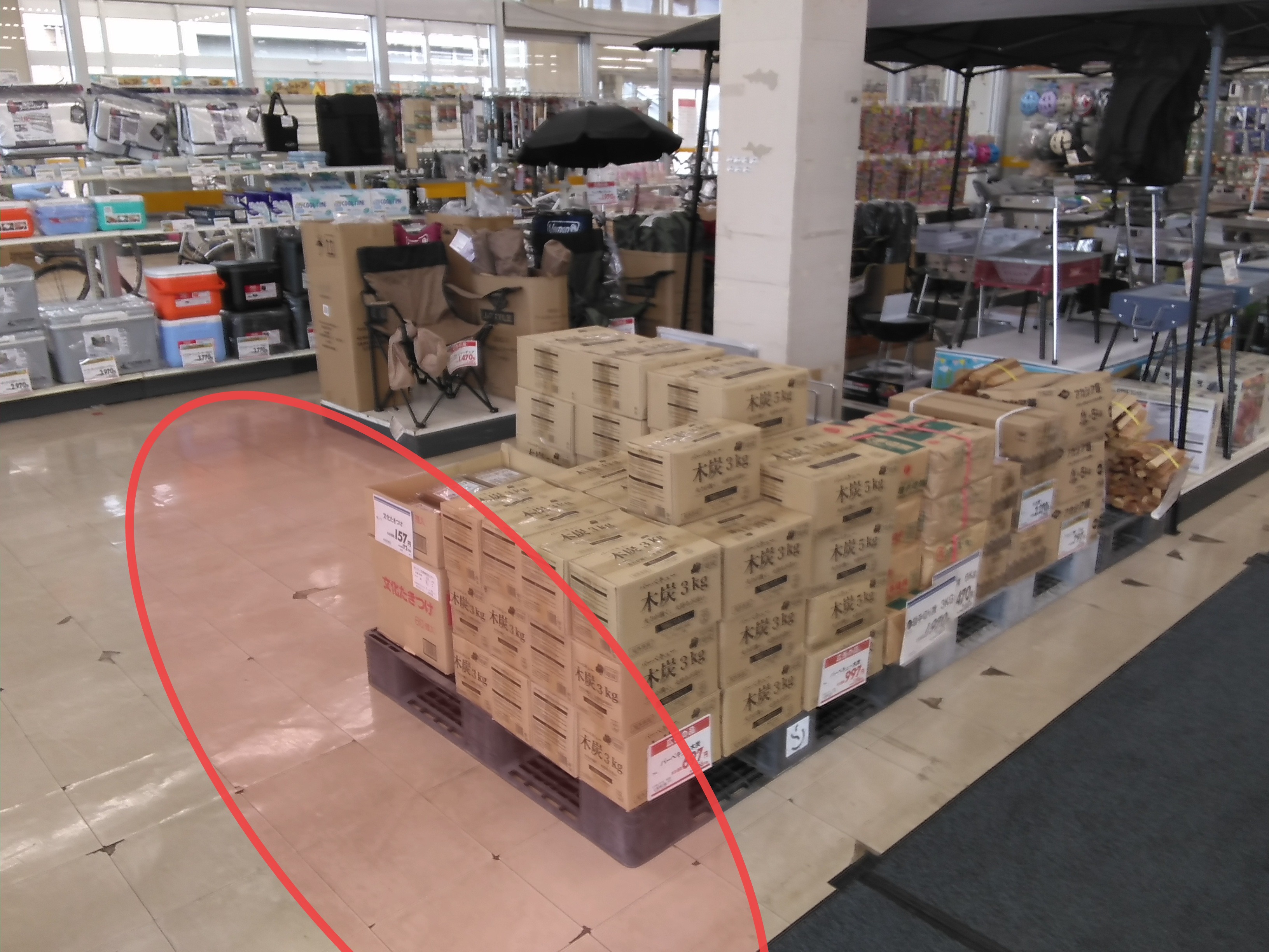 【サンデー花巻店】店内入口風除室　　食物販やプロモーション等の出店に最適なホームセンター店内のイベントスペース