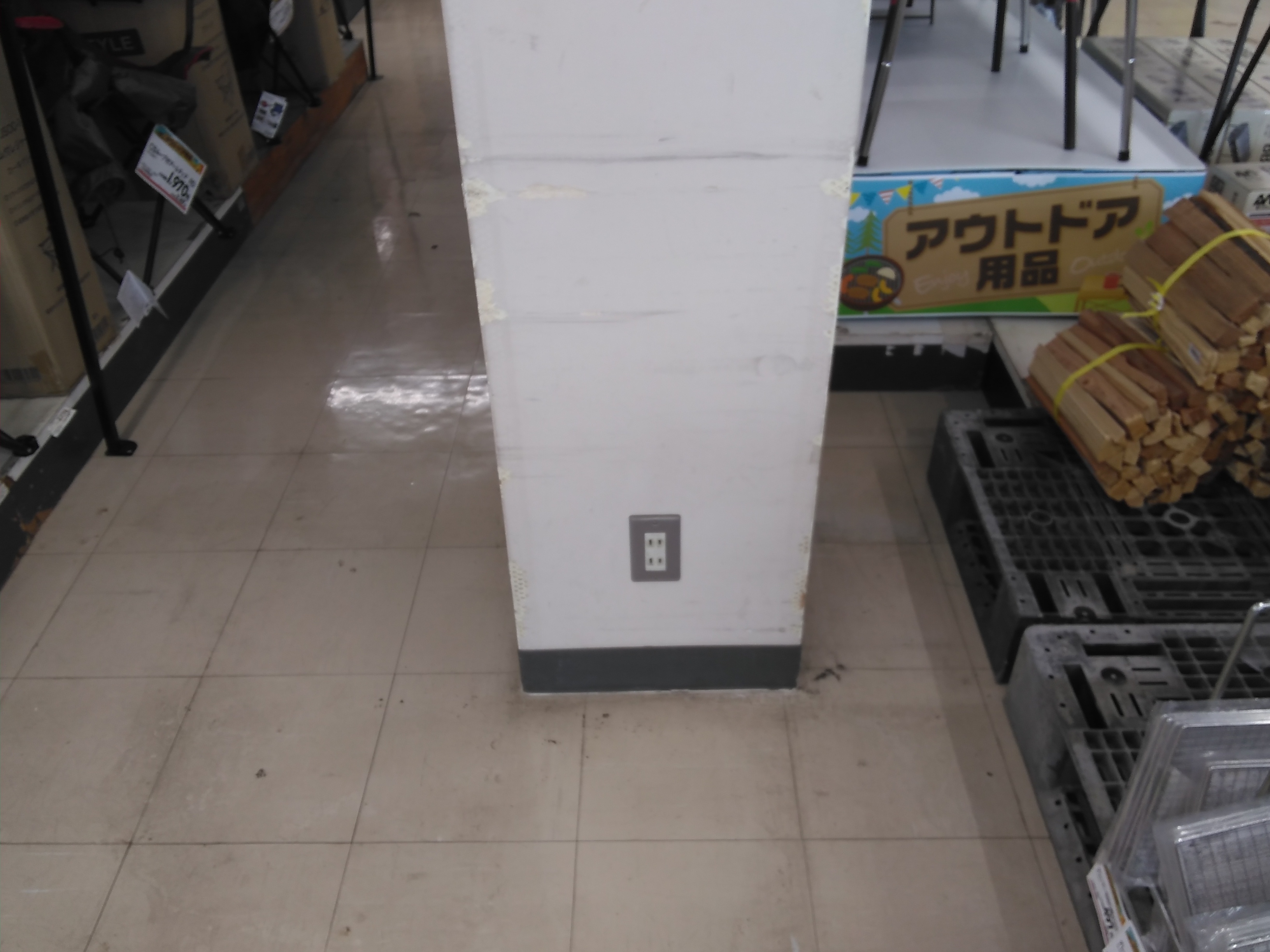 【サンデー花巻店】店内入口風除室　　食物販やプロモーション等の出店に最適なホームセンター店内のイベントスペース