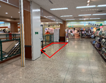 【イオン下田店】エスカレーター横 販促プロモーションに最適なスーパー店内催事イベントスペース