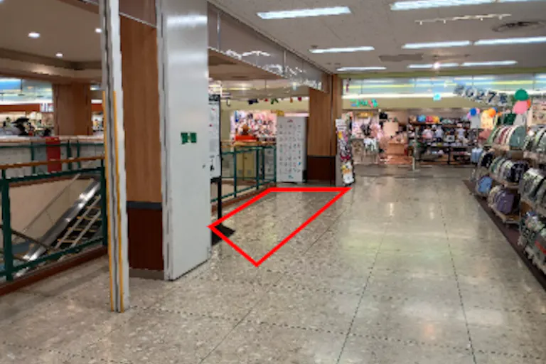 【イオン下田店】エスカレーター横 販促プロモーションに最適なスーパー店内催事イベントスペースの画像2