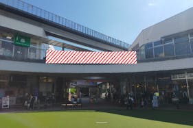 【もりのみやキューズモールBASE】もりのみやキューズモールBASE【メディア】「歩廊フェンスAパターン」