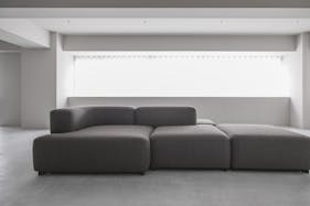 【祐天寺駅5分/1F】アパレル展示会に最適な明るいトーンのスムースモルタルの床と淡いグレーの壁のモダンな中に温かみのある撮影スタジオ