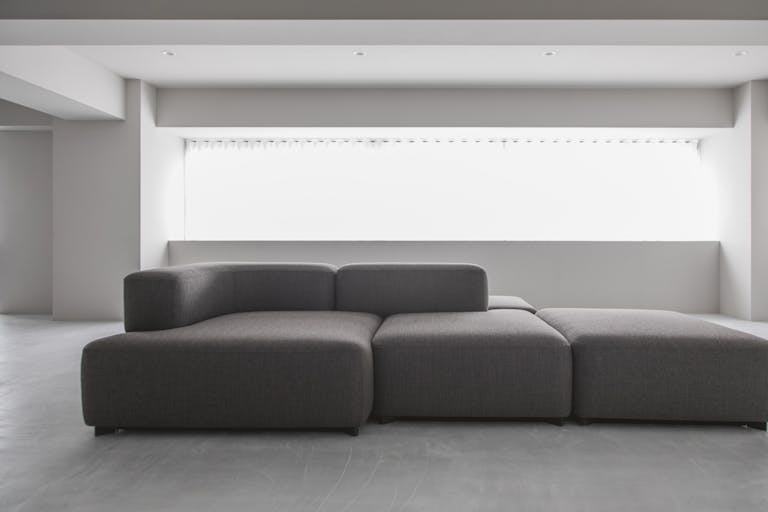 ãç¥å€©å¯ºé§
5å/1Fãã¢ãã¬ã«å±ç€ºäŒã«æé©ãªæããããŒã³ã®ã¹ã ãŒã¹ã¢ã«ã¿ã«ã®åºãšæ·¡ãã°ã¬ãŒã®å£ã®ã¢ãã³ãªäžã«æž©ãã¿ã®ããæ®åœ±ã¹ã¿ãžãªã®ç»å9