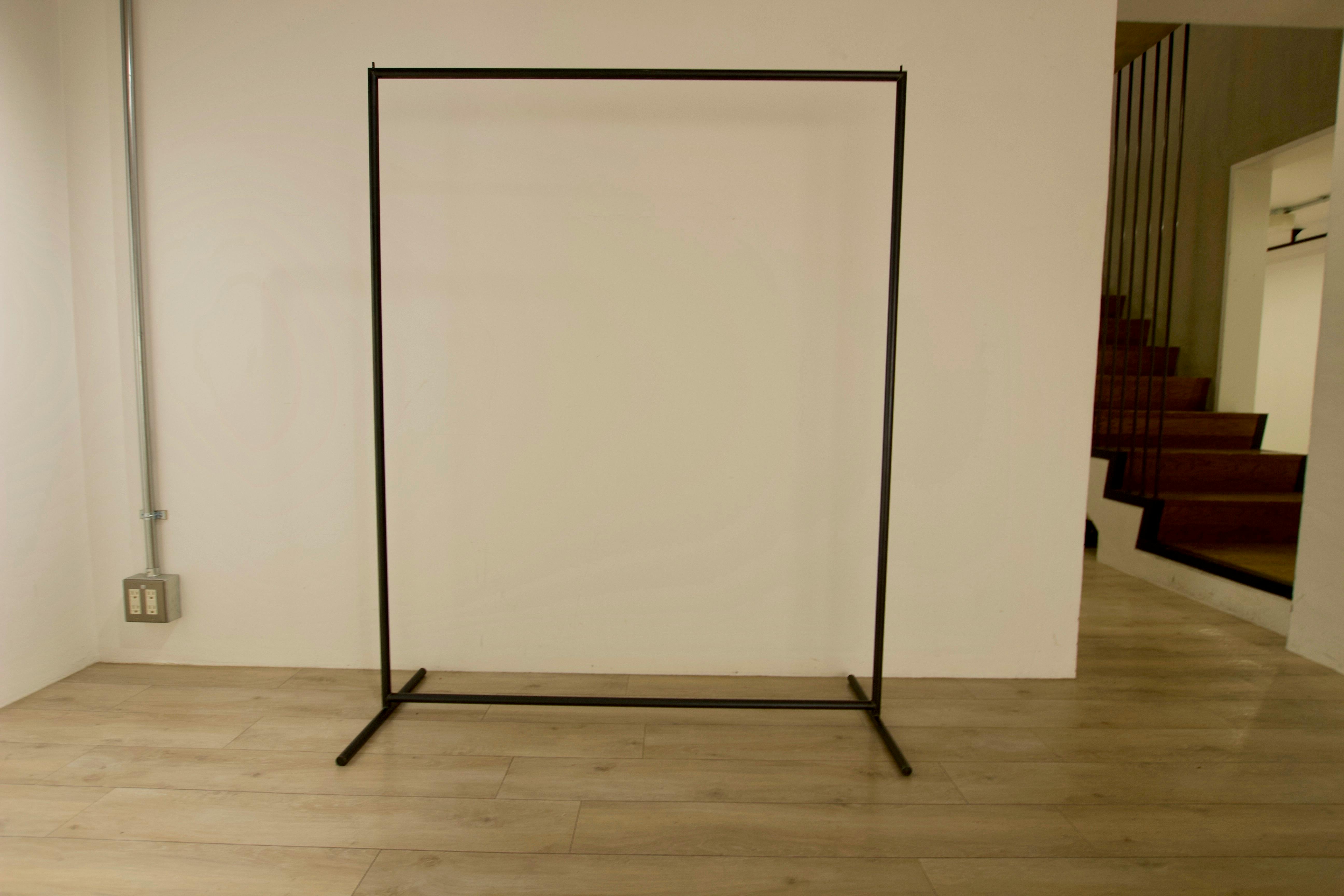 ハンガーラックは12本ございます。