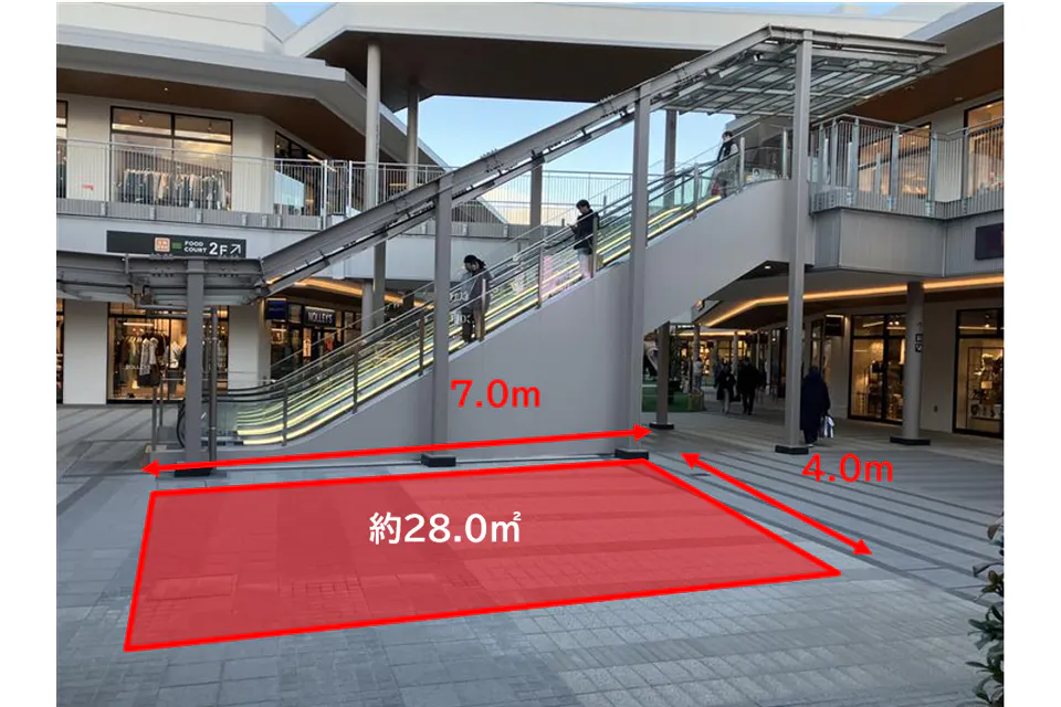 【三井アウトレットパーク 岡崎】中央南エスカレーター横