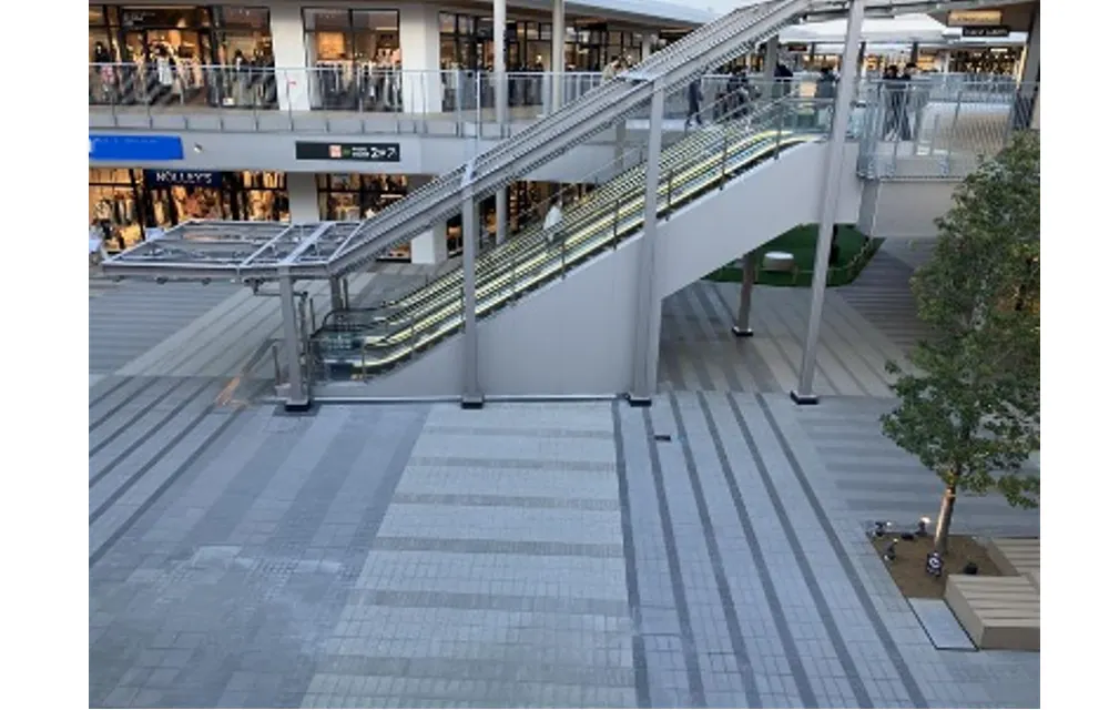 【三井アウトレットパーク 岡崎】中央南エスカレーター横