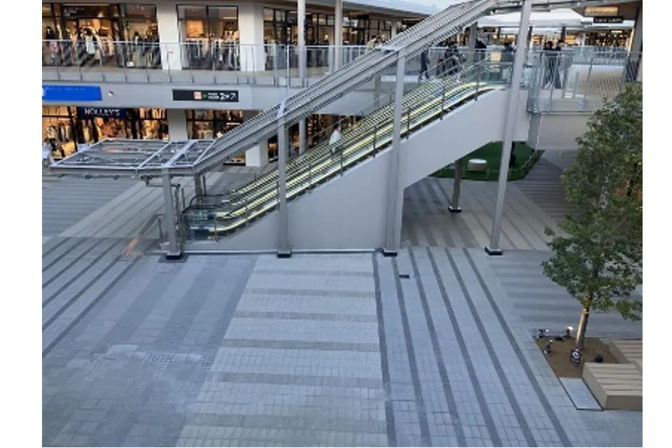【三井アウトレットパーク 岡崎】中央南エスカレーター横
