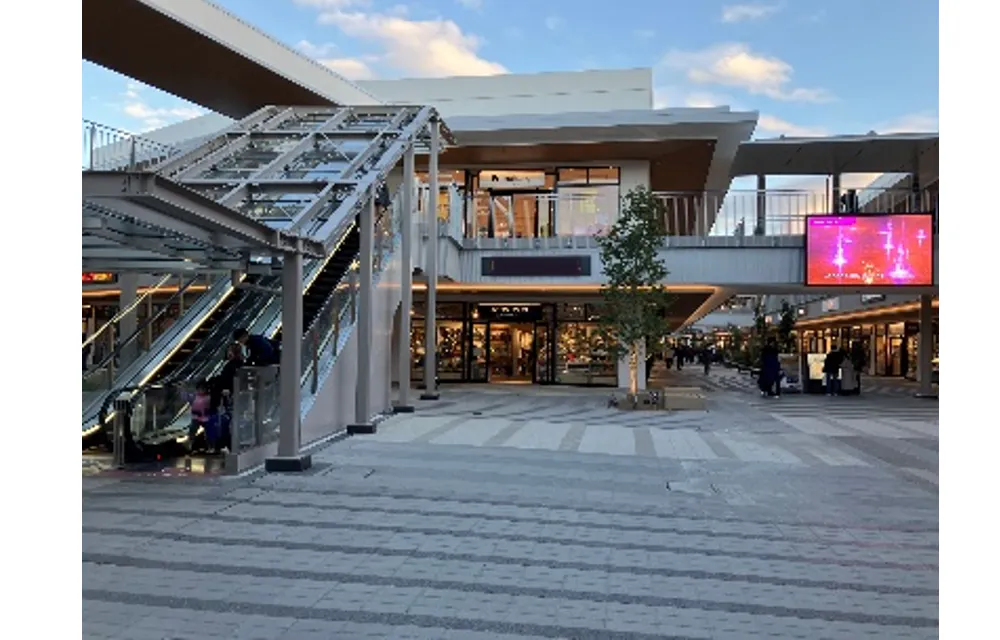 【三井アウトレットパーク 岡崎】中央南エスカレーター横